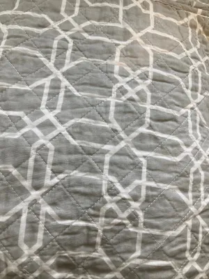 Geomitry Grey Quilt