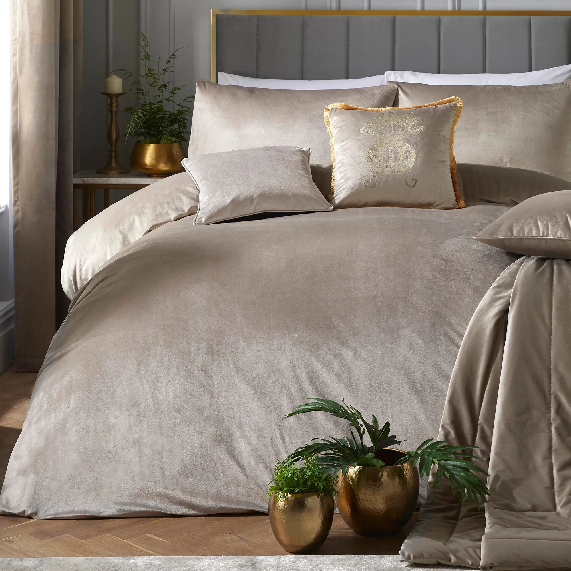 Montrose Duvet Cover Set by Laurence Llewelyn-Bowen in Linen