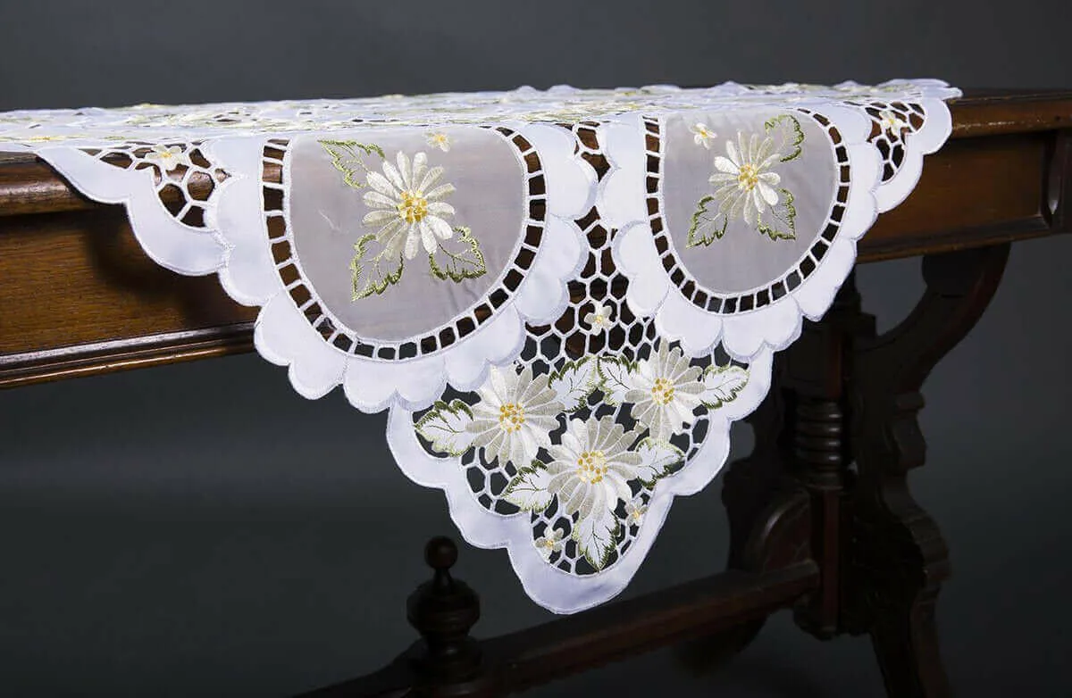 XD75029 Elegant Daisy Table Topper